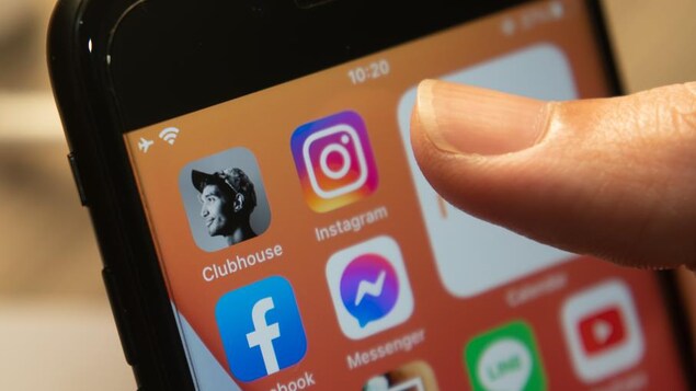 L'icône de l'application, qui montre le profil d'un homme, sur un écran d'iPhone.