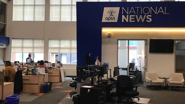 Photo de bureaux dans une salle de nouvelles.