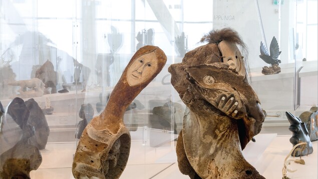 Foetus et Composition, des sculptures de Manasie Akpaliapik, en page couverture du livre Raymond Brousseau et l’art inuit : le parcours singulier d’un artiste collectionneur