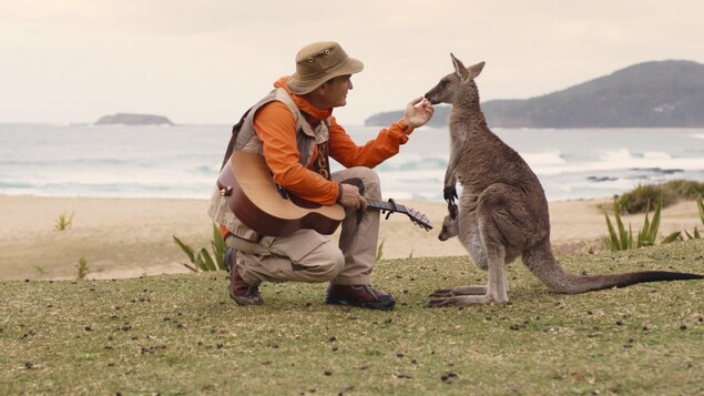 Arthur L'aventurier avec un kangourou, en Australie