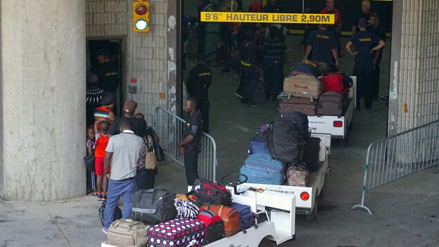 Arrivage de demandeurs d'asile au stade olympique Arrivage de demandeurs d'asile au stade olympique