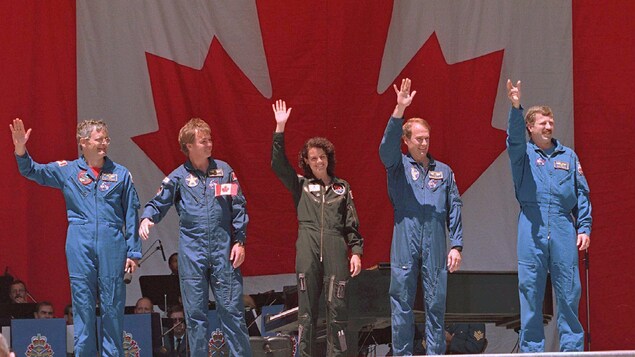 Les astronautes canadiens Marc Garneau, Bjarni Tryggvason, Julie Payette, Steve MacLean et David Williams saluent la foule lors d'une cérémonie de la fête du Canada en 1996 à Ottawa.