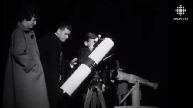 De jeunes astronomes observent le ciel dans un télescope en 1965.