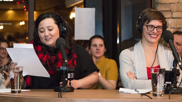 Manal Drissi lit son texte devant public