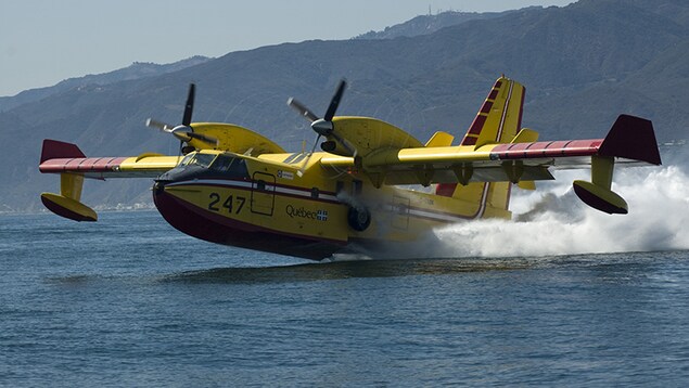 Un avion-citerne jaune faisant le plein
