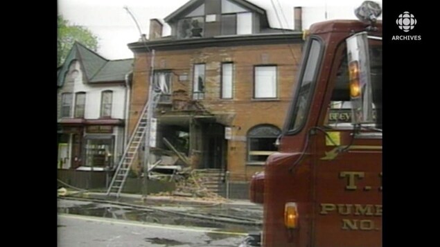 Image de la maison dans laquelle se trouvait la clinique du docteur Morgentaler à Toronto après l'explosion du 18 mai 1992.