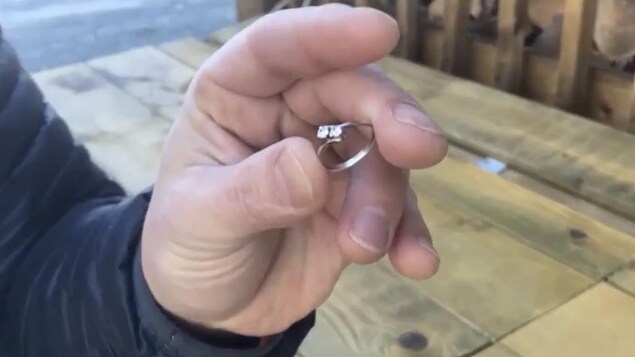 Sébastien Allain tient une bague avec diamant.