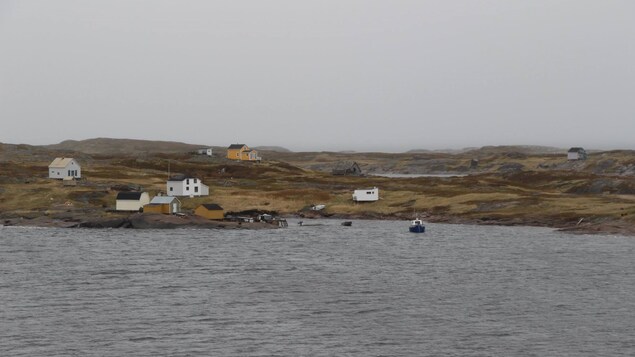 Quelques maisons accrochées au littoral de la Basse-Côte-Nord.