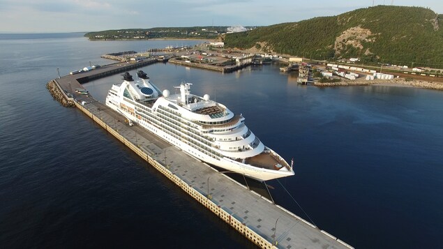 Bateau de croisière accosté au quai de Baie-Comeau