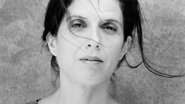 Une photo en noir et blanc de la chorégraphe québécoise Lucie Grégoire