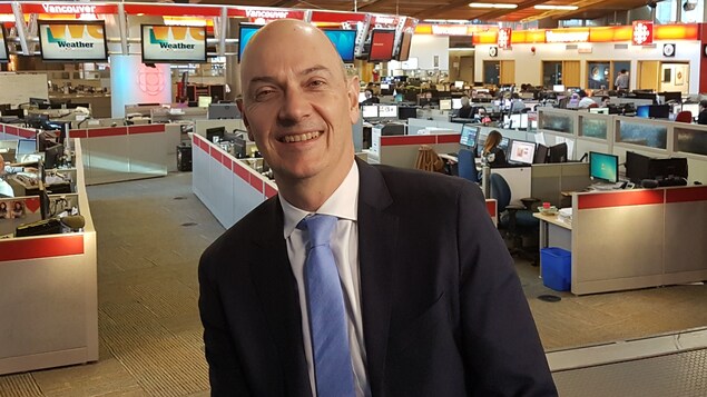 Roland Lescure, député des Français d'Amérique du Nord, devant les bureaux des journalistes de la salle des nouvelles de Radio-Canada à Vancouver