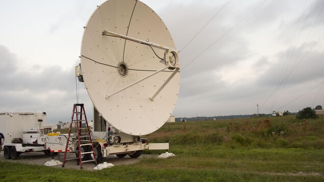 Un émetteur parabolique pointe vers l'antenne où sera envoyé un faisceau de micro-ondes.
