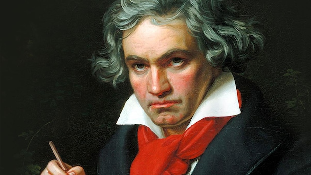 Portrait du compositeur Ludwig van Beethoven en train d'écrire sur une partition de musique.