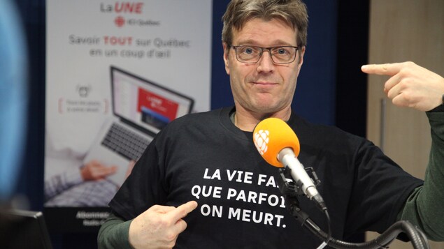 Claude arborant fièrement son nouveau t-shirt. 