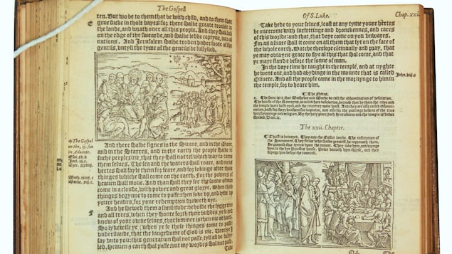 Un exemplaire de la bible du 16e siècle avec des notes en marge