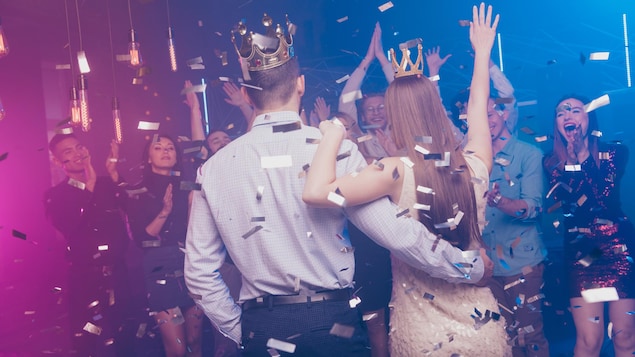 Des jeunes dans un bal de finissants.