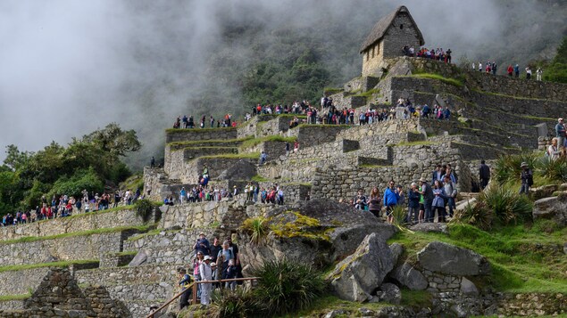 Des dizaines de visiteurs se pressent sur le site de la forteresse inca.