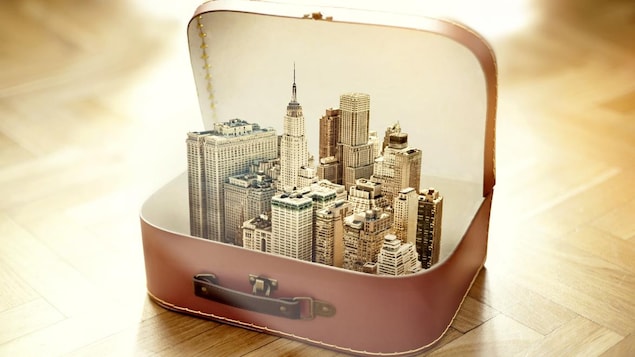 Montage photo des gratte-ciel de New York dans une petite valise vintage.