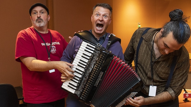 Steve Normandin, Stéphan Bureau et Antoine Pigeon-Bourque manipulent un accordéon à la blague.