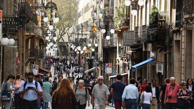 Une rue piétonne achalandée de Barcelone.