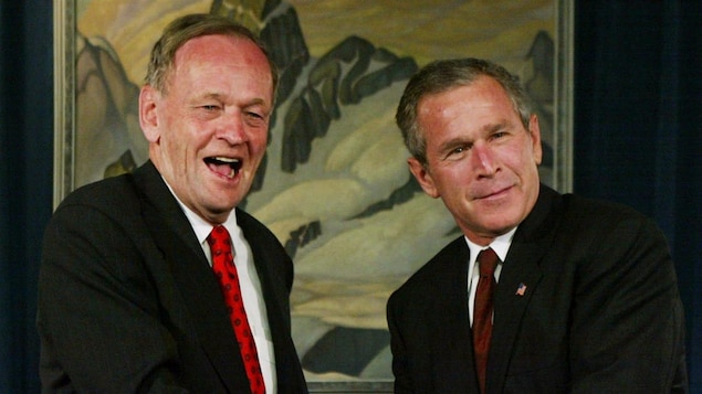 Jean Chrétien et George W. Bush posent en souriant.
