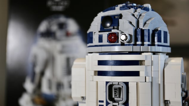 Le petit robot de Star Wars construit en petites briques de Lego.