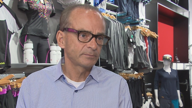 Louis Garneau accorde une entrevue à un journaliste de Radio-Canada.