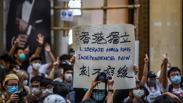 Des personnes manifestent dans les rues de Hong Kong.