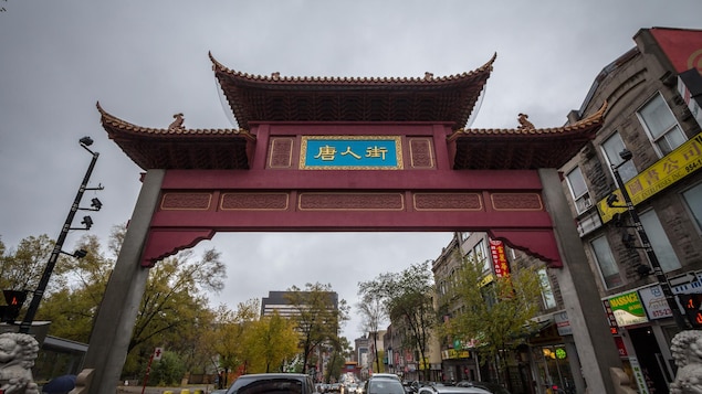 Arche de type Paifang à l'entrée du quartiers chinois de Montréal.