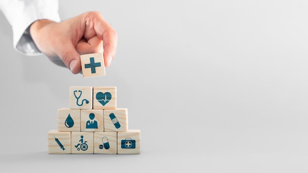 Petite pyramide de blocs à l'effigie des besoins en santé.