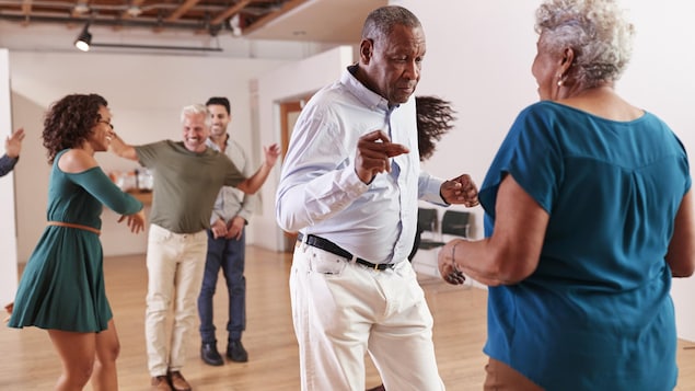 Des personnes âgées dans un cours de danse.