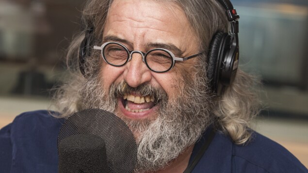 Yves Lambert rit au micro de Stéphan Bureau.