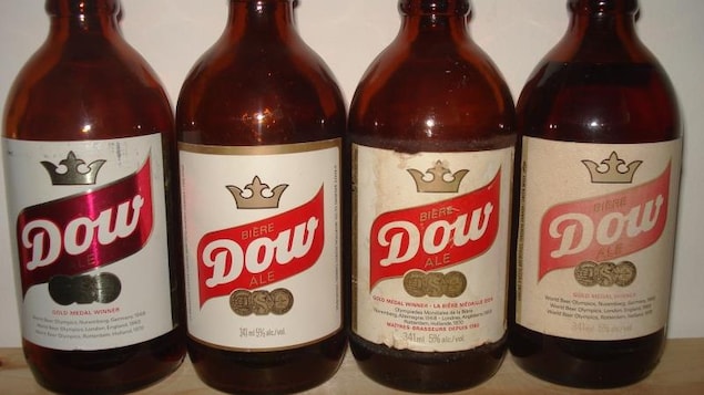 Quatre petite bière portant l'étiquette «Dow». 