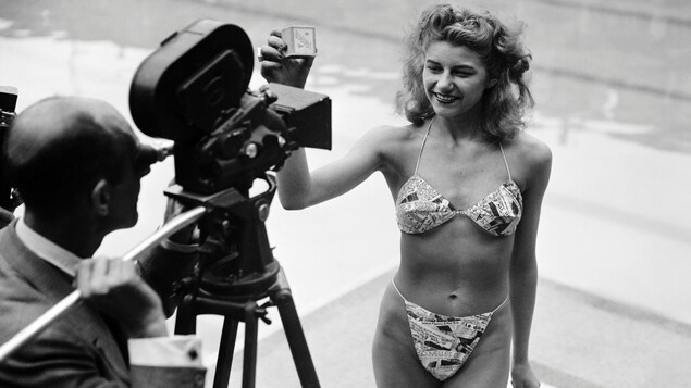 Photo prise le 5 juillet 1946 à la piscine Molitor à Paris d'une candidate à l'élection de la plus jolie baigneuse portant un bikini créé par Louis Réard
