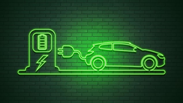 Un néon vert représente une voiture électrique qui se recharge à une borne.
