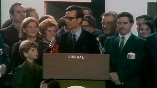 Le nouveau chef du PLQ Robert Bourassa devant la foule des délégués lors de la convention libérale de janvier 1970. 