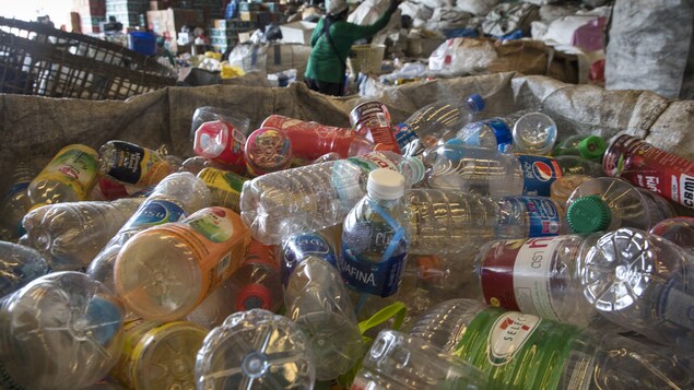 Des bouteilles en plastique dans un centre de recyclage en Thaïlande. Des bouteilles en plastique dans un centre de recyclage en Thaïlande.