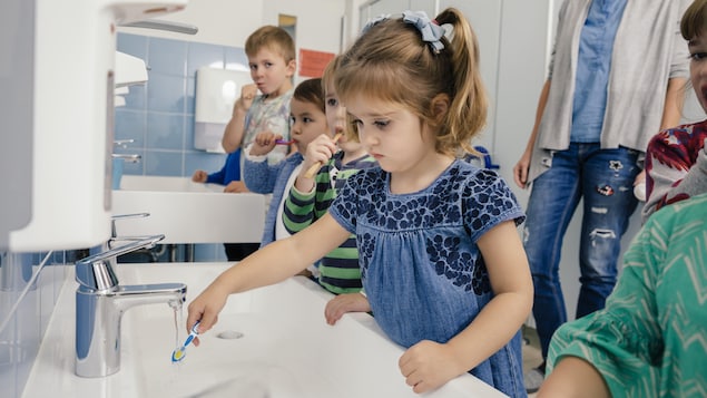 Brossage de dents supervisé à l’école : pas obligatoire dans la région « pour l’instant »