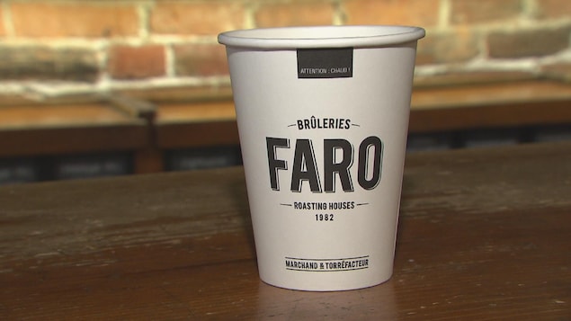 Un gobelet compostable à l'effigie des Brûleries FARO.