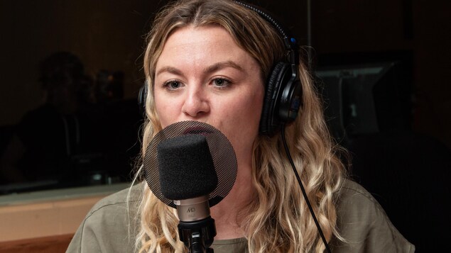 La blonde chanteuse explique sa pensée à l'animatrice.
