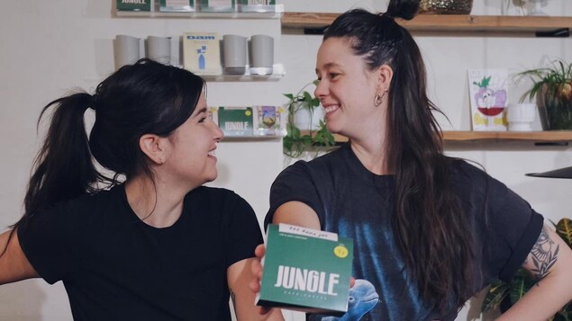 Virginie Houde-Briand et Marion Desgagné présente le jeux de société « Jungle ». 