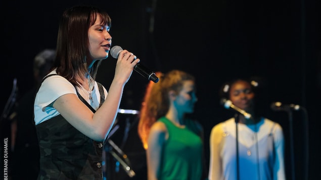 Isabelle Nayet sur scène au Festival international de la chanson de Granby.