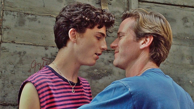 Deux hommes sont sur le point de s'embrasser.
