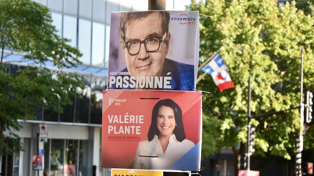 Une pancarte électorale de Denis Coderre et une de Valérie Plante, sur un même poteaux, quelque part à Montréal. 