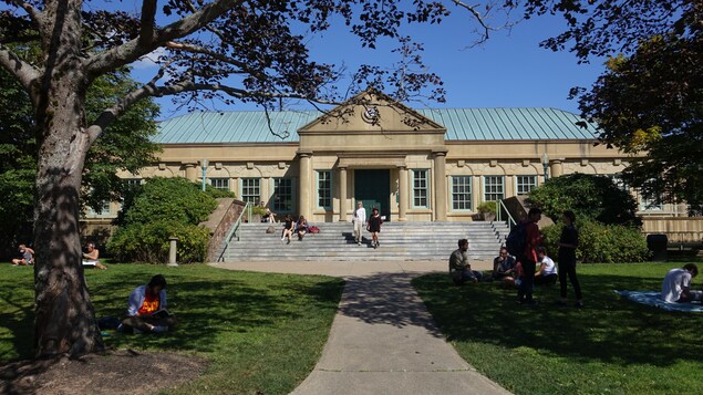 Des étudiants profitent du soleil sur le campus de l'université King's College à Halifax Des étudiants profitent du soleil sur le campus de l'université King's College à Halifax