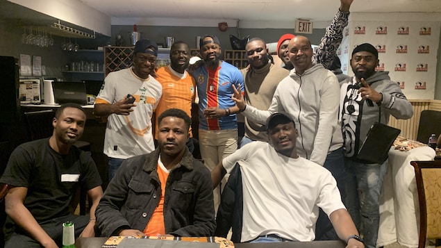 Des partisans congolais et ivoiriens regardent ensemble la demi-finale de la Coupe d'Afrique des nations au restaurant Le Plato, à Toronto.