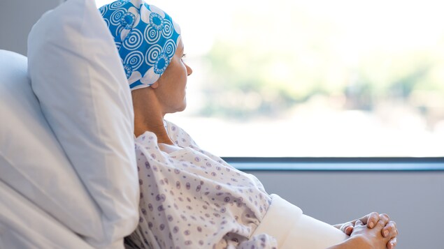 Une patiente souffrant du cancer se repose après un traitement de chimiothérapie.