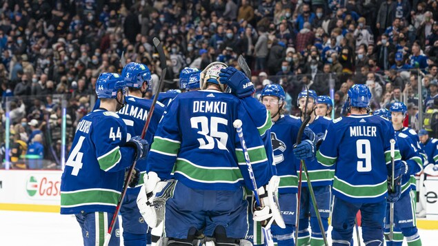 Andrei Kuzmenko brille dans une victoire des Canucks de 5-1 contre les Penguins