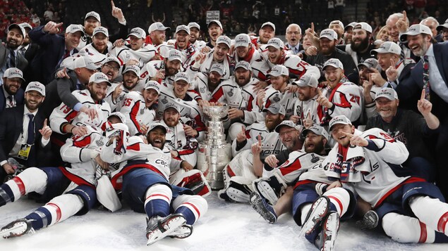 Les Capitals de Washington remportent la première Coupe Stanley de leur histoire. Les Capitals de Washington remportent la première Coupe Stanley de leur histoire.