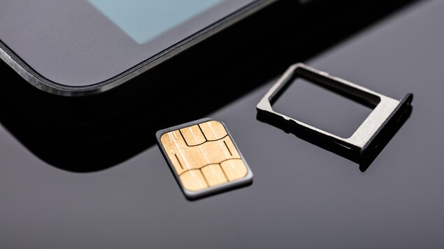 Une carte SIM prête à être insérée dans un téléphone. 